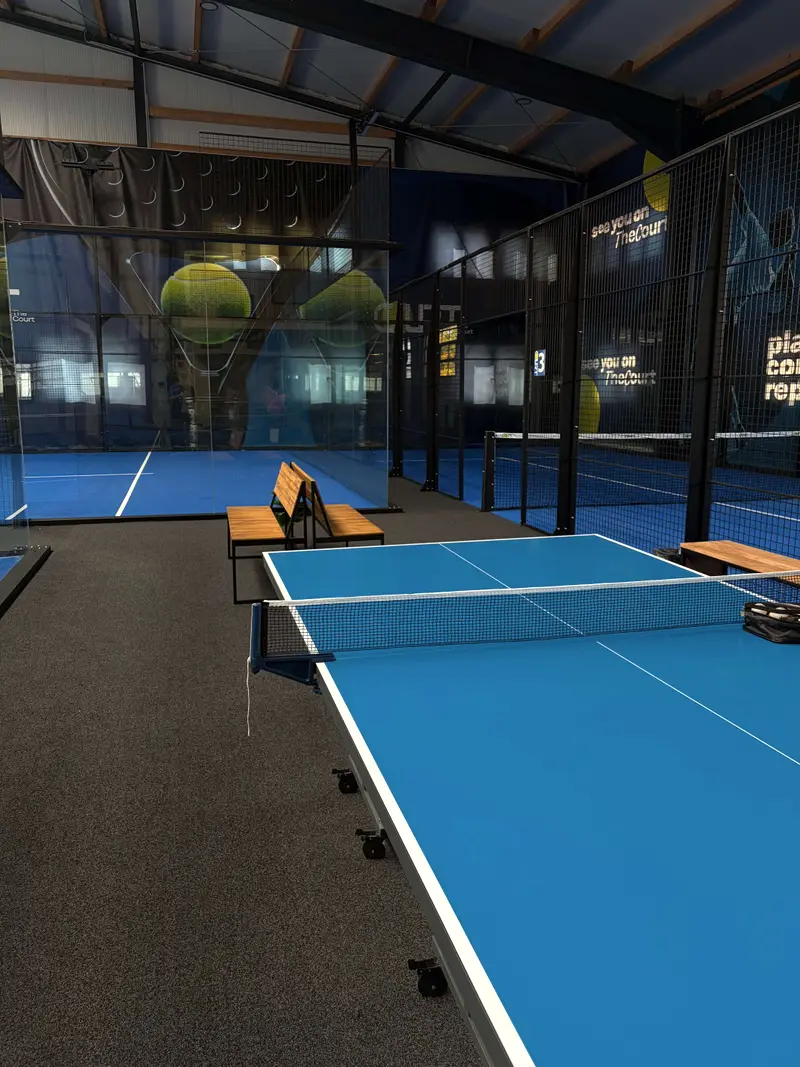 Tischtennisplatte neben den Padel-Courts.